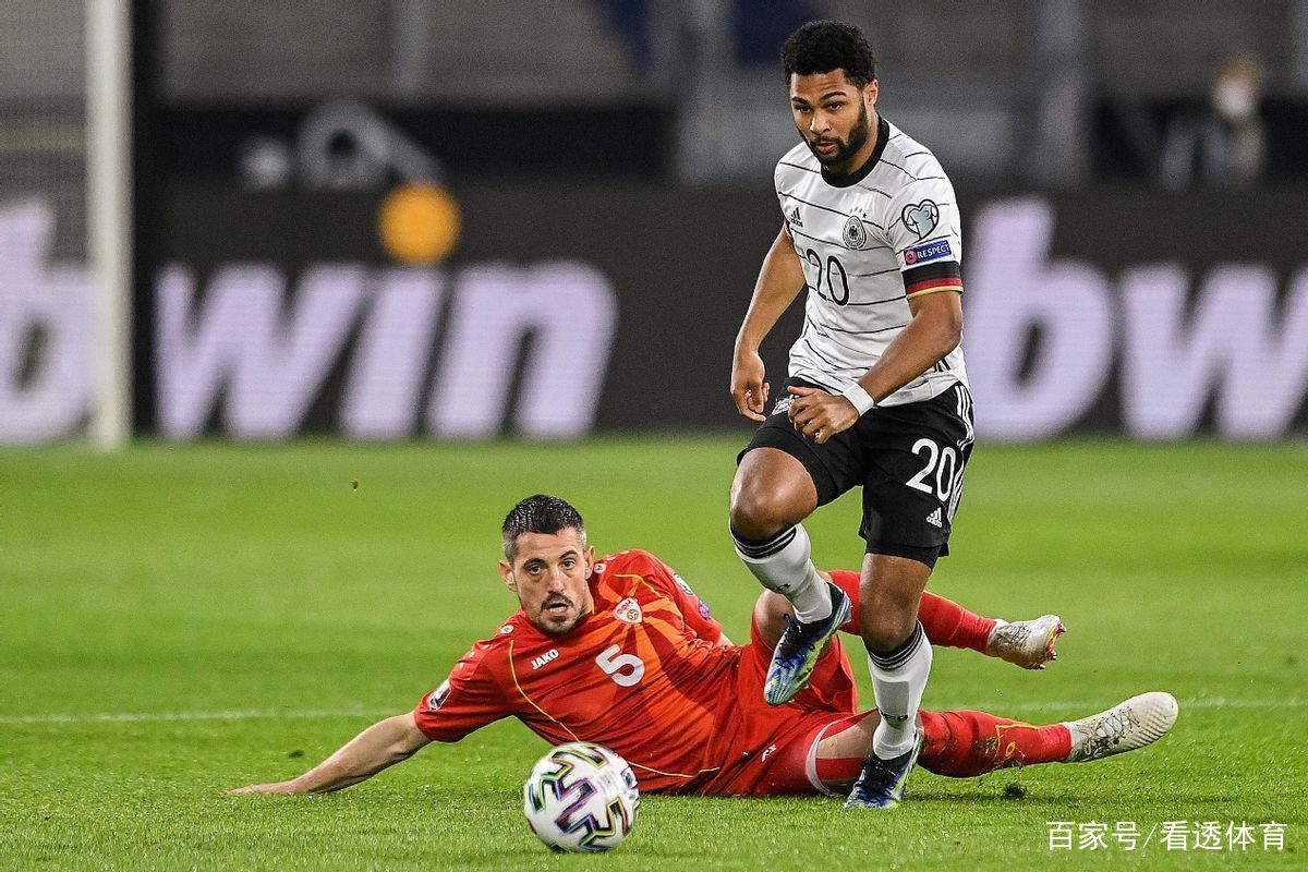 九游游戏中心-莱万多夫斯基爆冷击败瑞士队窗口期罗马队长鼓劲，媒体一致点评：费城76人冲刺阶段复出首秀